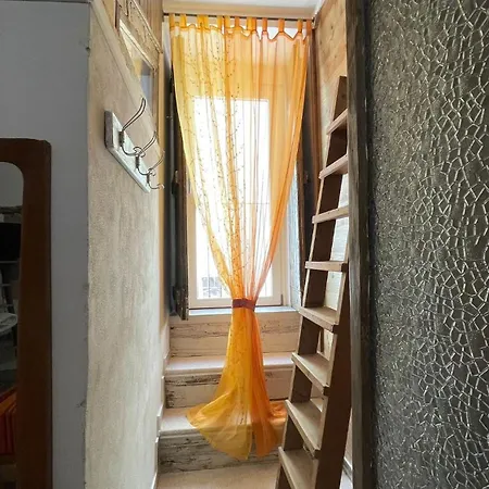Il Vicolo Presso Lu Buche' *